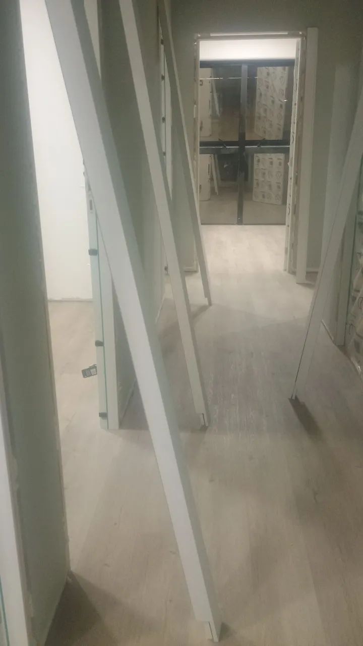 Instalador de portas e rodapés.