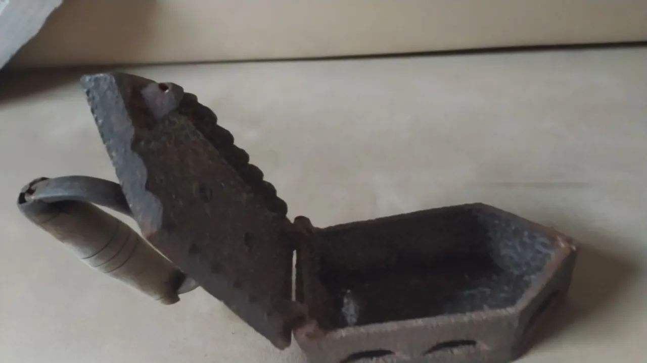 Ferro antigo de passar roupa  - Foto 3