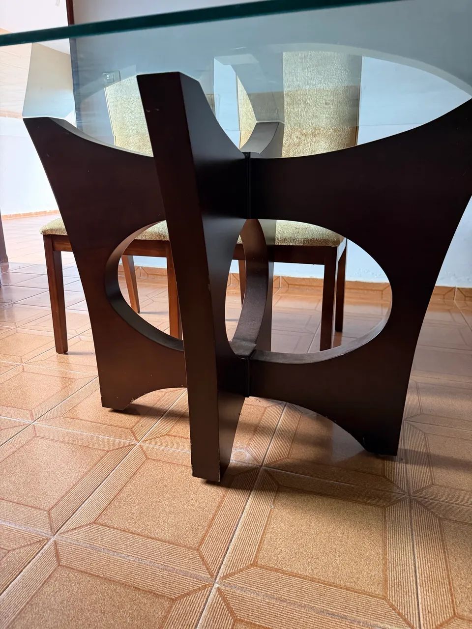 Mesa vidro e pés e cadeiras em madeira  - Foto 5