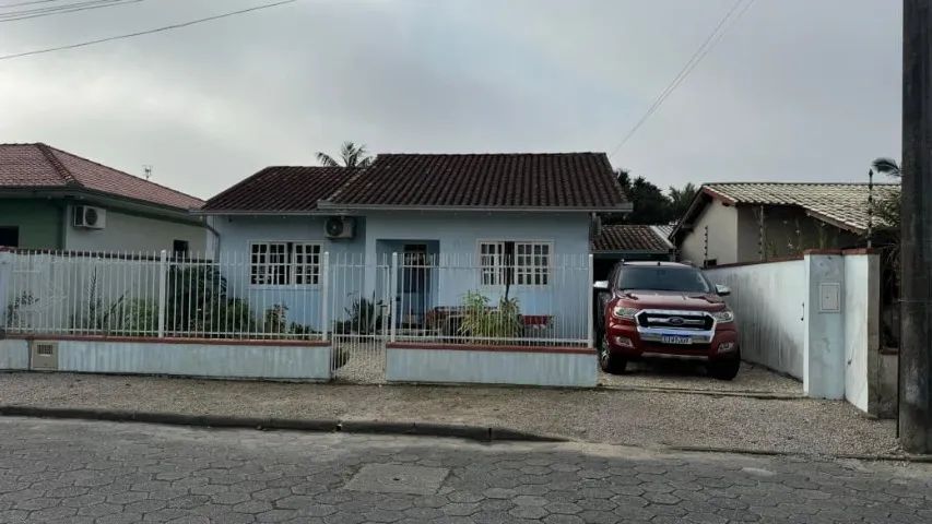 Casa em Tijucas SC, com 3 dormitórios.