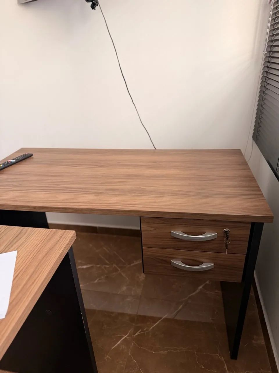 Mesa de escritório com gavetas 