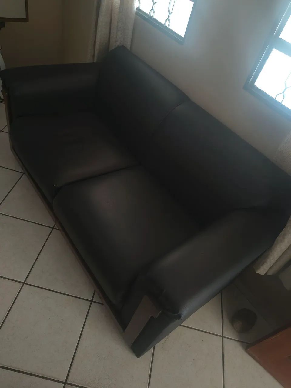 Sofá 2 em Couro Sintético Preto com Detalhes em Madeira<br> - Foto 4