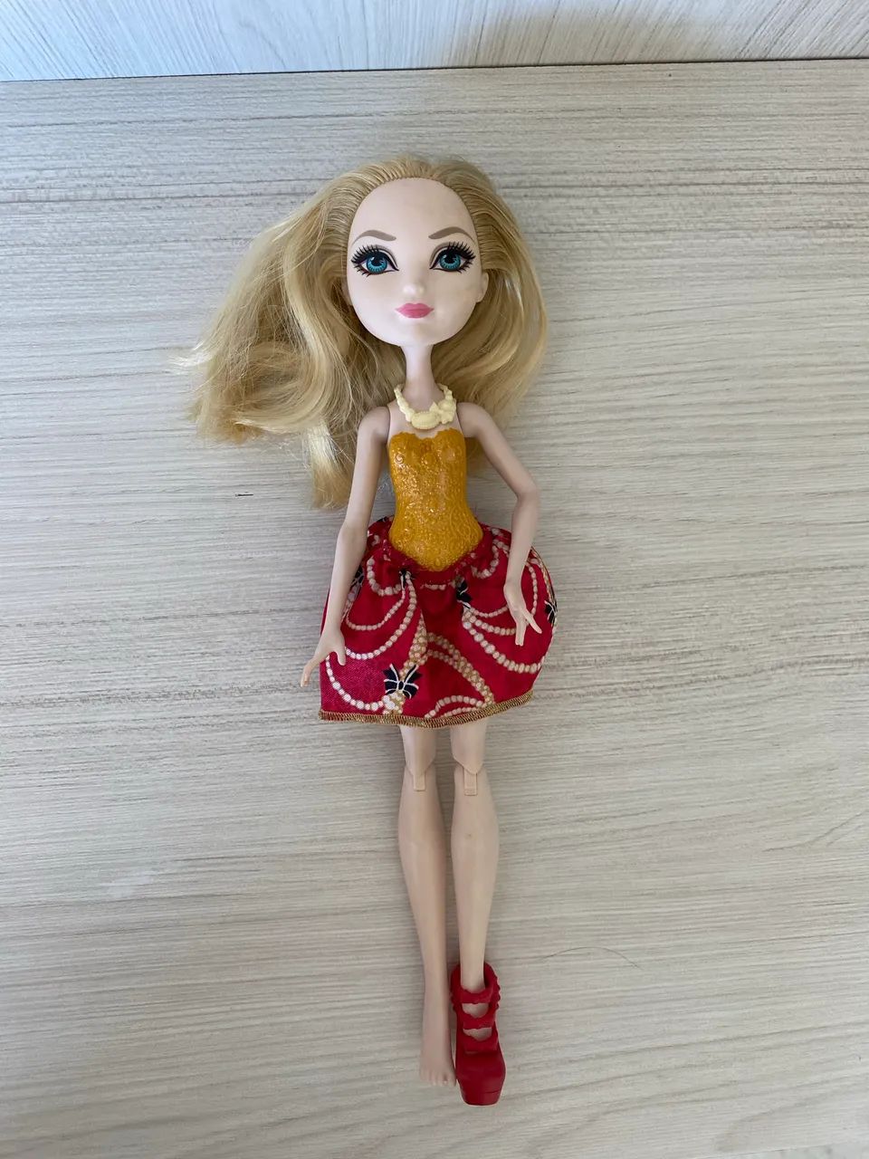 Boneca Ever After High Apple White