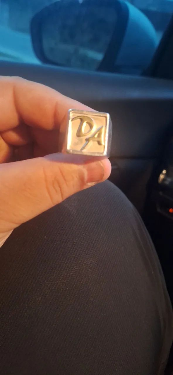 Vendo Deidera de prata com letras de ouro  - Foto 2