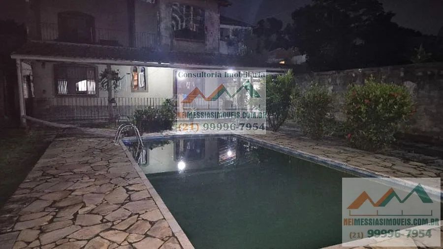 Duplex, com 3 quartos, 2 salas, cozinha, piscina