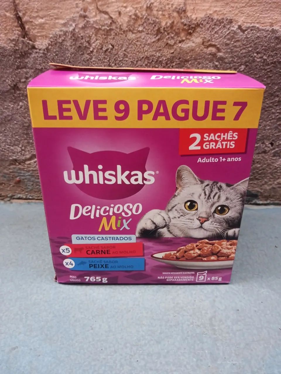 Caixa de transporte para gato com pente, comedouro, whiskas e 2 brinquedos - Foto 4