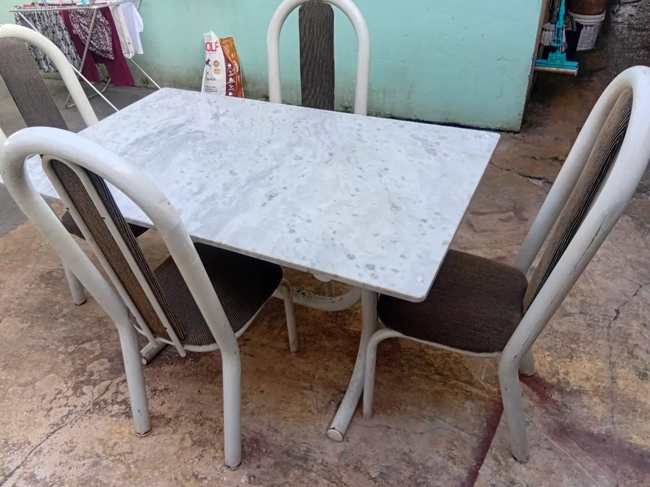 Mesa de mármore com 4 cadeiras  - Foto 2