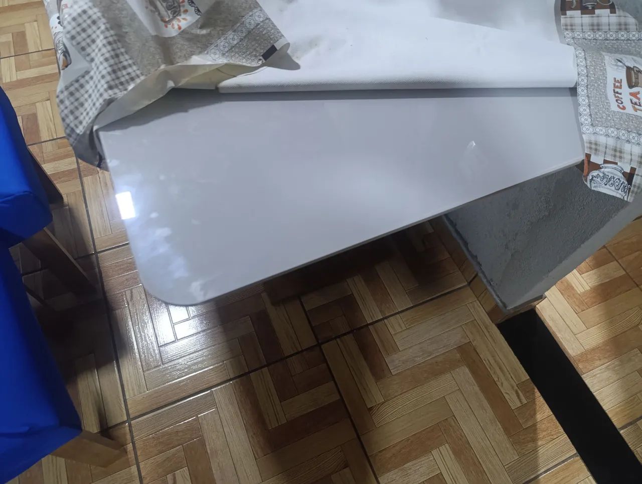 Mesa com 4 cadeiras  tampa de vidro  - Foto 2