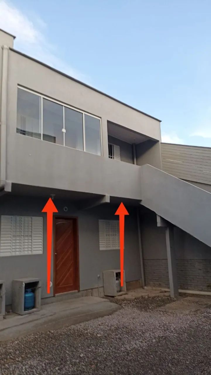  Alugo apartamento com 2 quartos, pertinho do centro,quase esquina com a Pedro zapelini . 