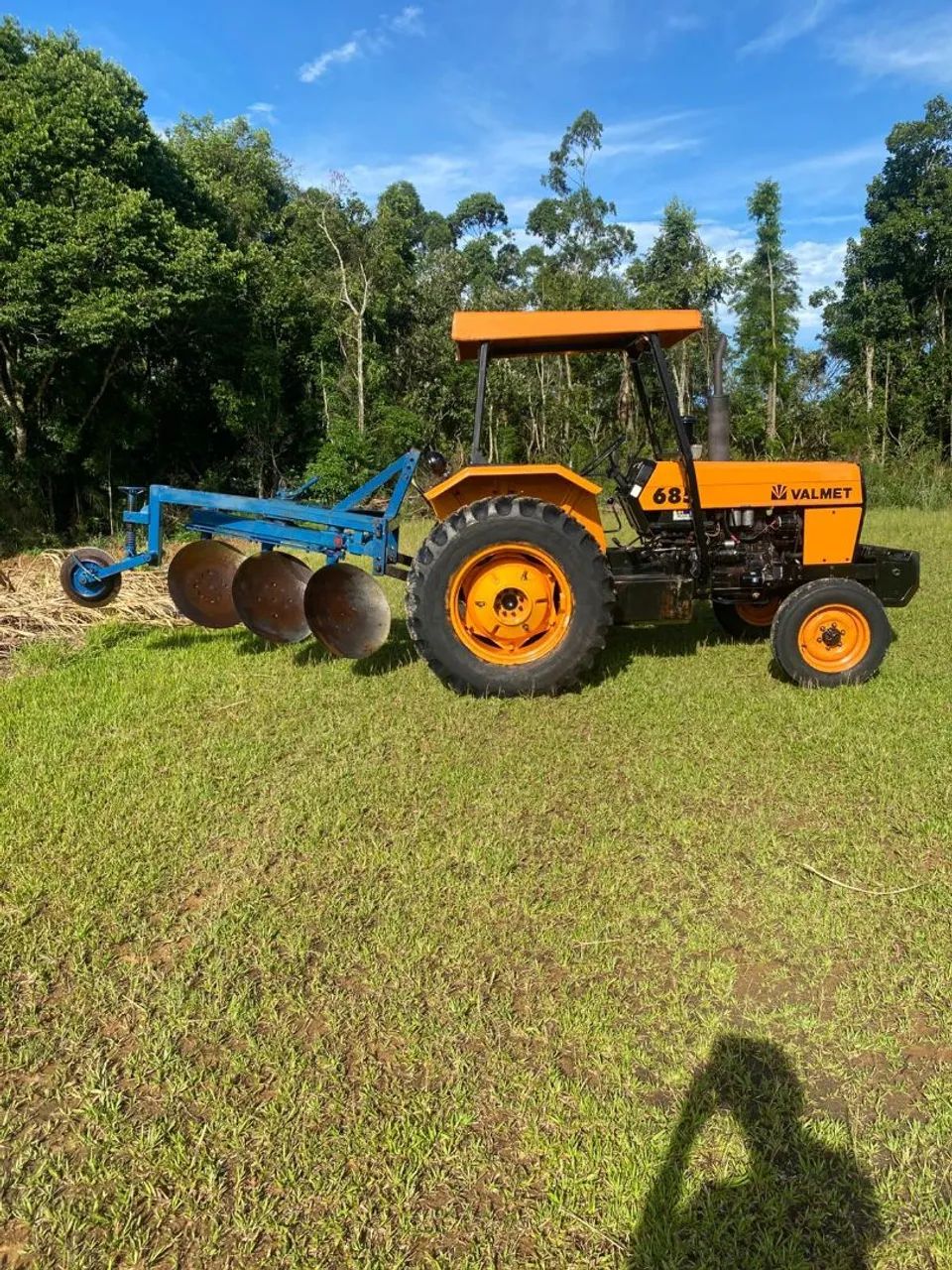 Trator valmet 685 com implementos 