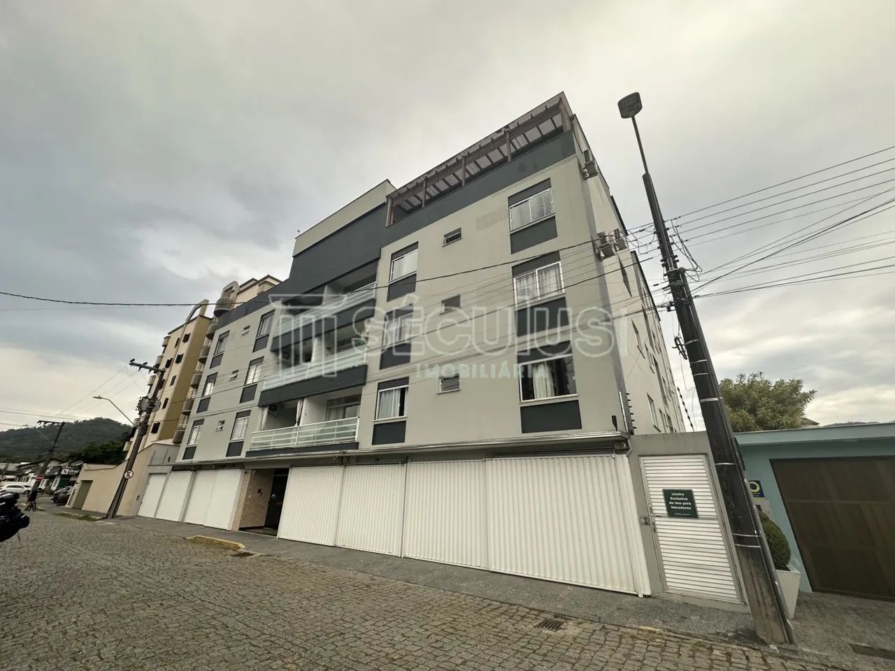 EXCELENTE APARAMENTO DUPLEX NO CENTRO - Foto 2