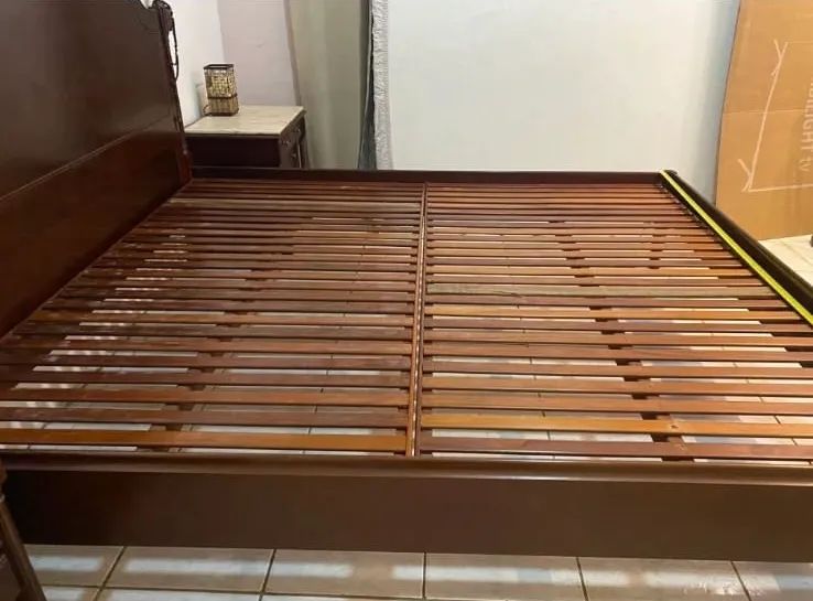 Vendo CAMA CLÁSSICA E DECORATIVA com 2 criados mudos clássicos 2.000,00 - Foto 5
