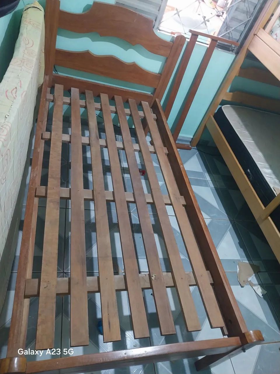 Cama de solteiro seminova 