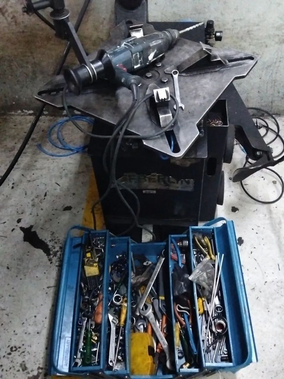 Manutenção em desmontadora de pneu 