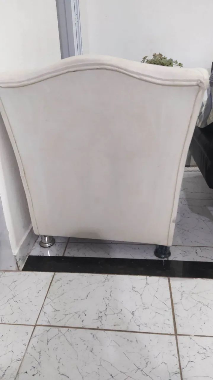 Poltrona Decorativa Off-White (Sem Rasgos) - Muito Bem Conservada! - Foto 2
