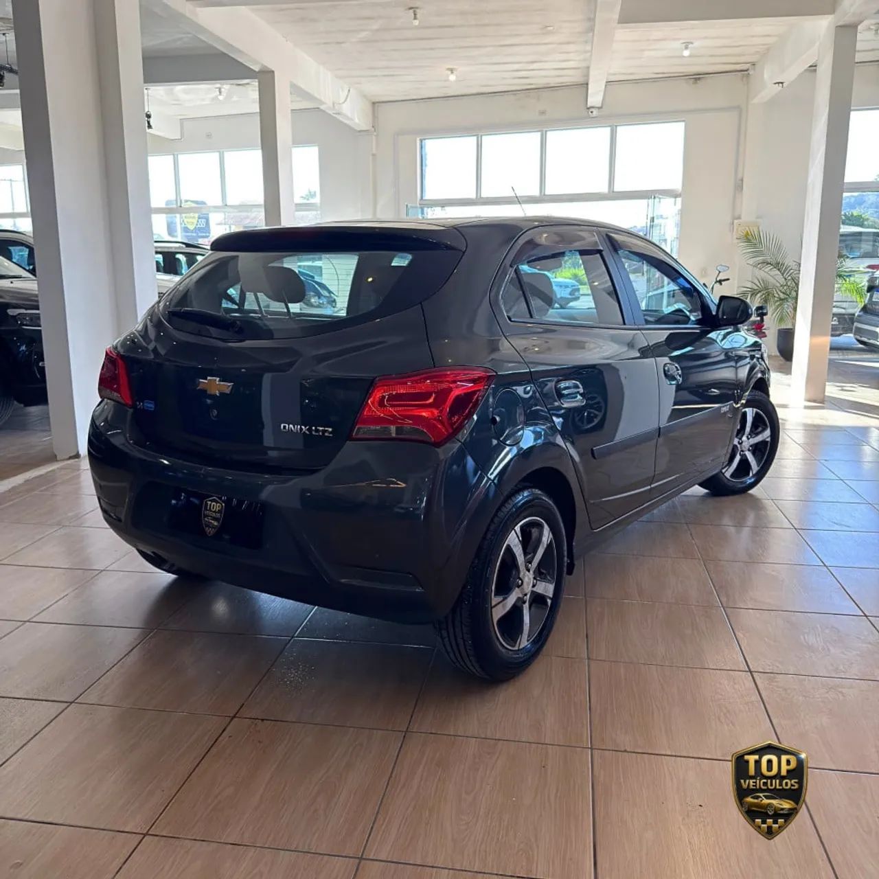 Chevrolet Onix Hatch LTZ 1.4 8V Flex Mec. 4P 2017 - Foto 4