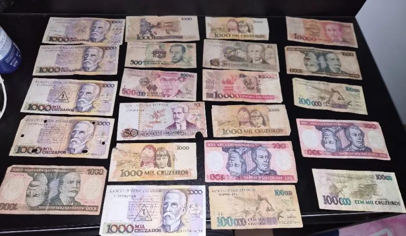 Cédulas e moedas antigas 