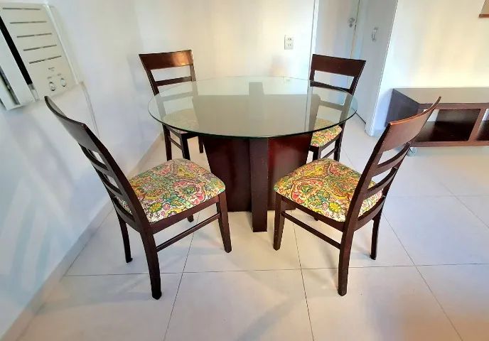 Mesa de jantar com tampo redondo de vidro e 4 cadeiras de madeira maciça.