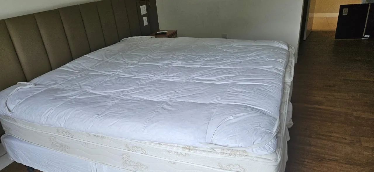 Vendo conjunto de cama e box King com pilow top plumas de ganso - Foto 2