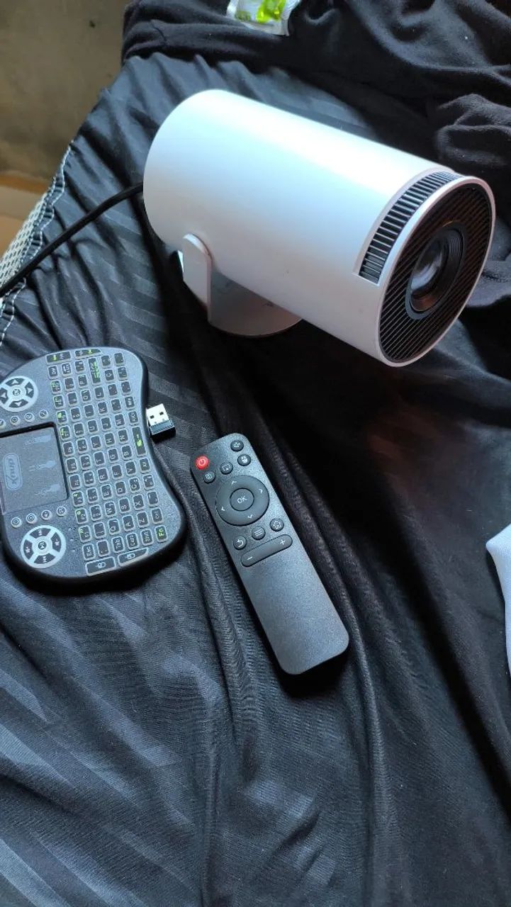 Vende-se projetor de imagem junto com mini teclado 