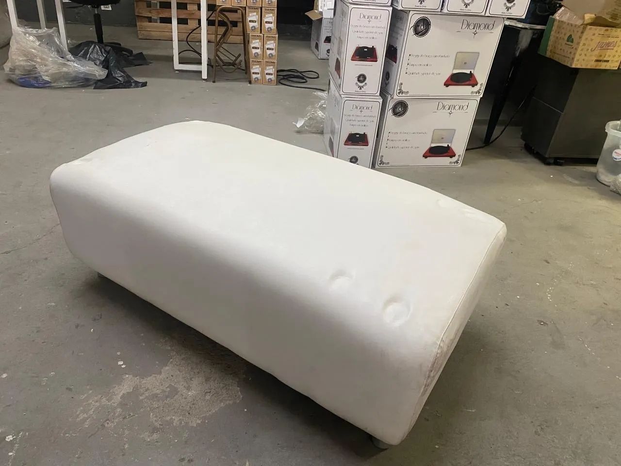 Puff sofá em couro 