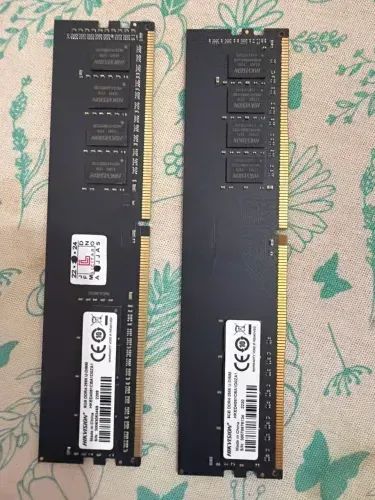 2 Pentes de memória RAM (8gb cada)