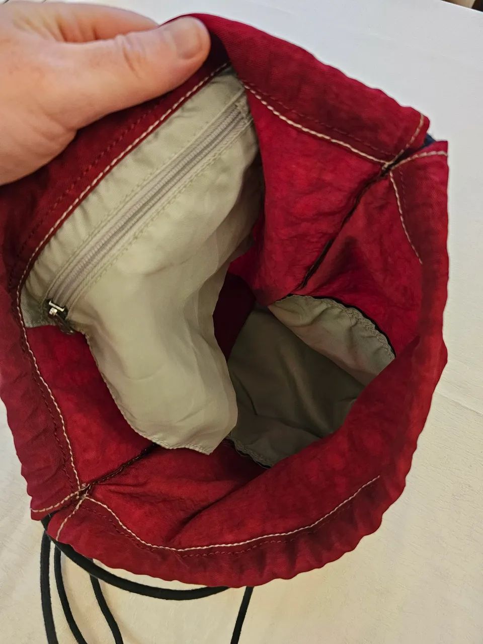 Mochila saco Kipling vermelha com macaquinho - Foto 4