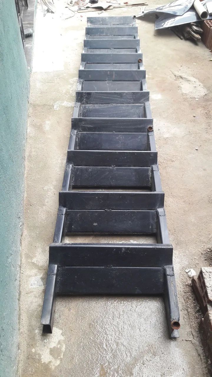 Escada de ferro com corrimão