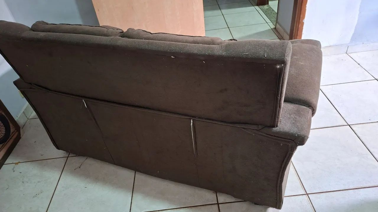 Vendo Sofá Usado levemente manchado - NÃO ENTREGO - Foto 2