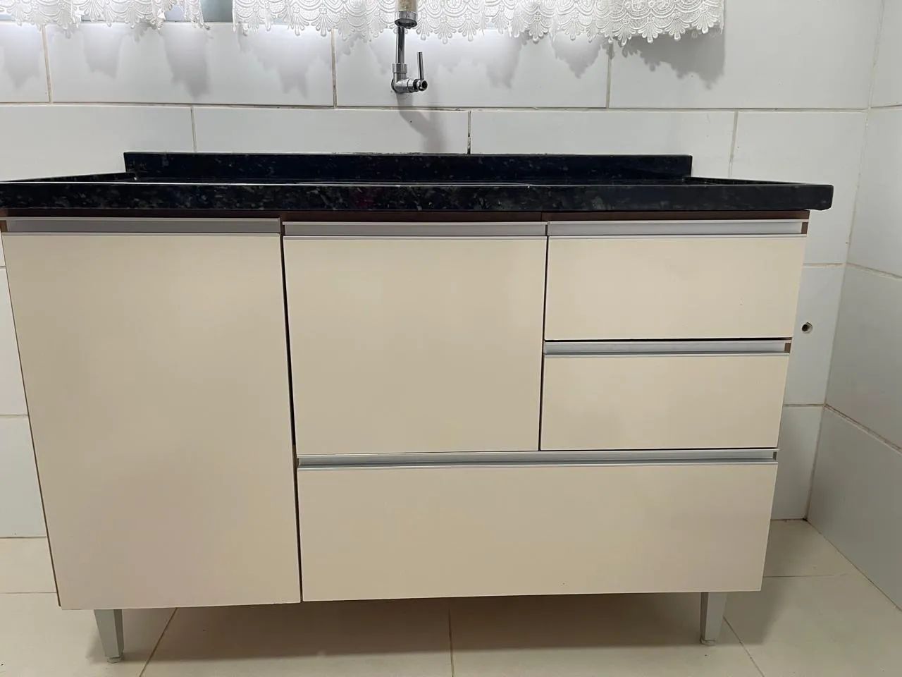 Gabinete de cozinha completo com pia de granito
