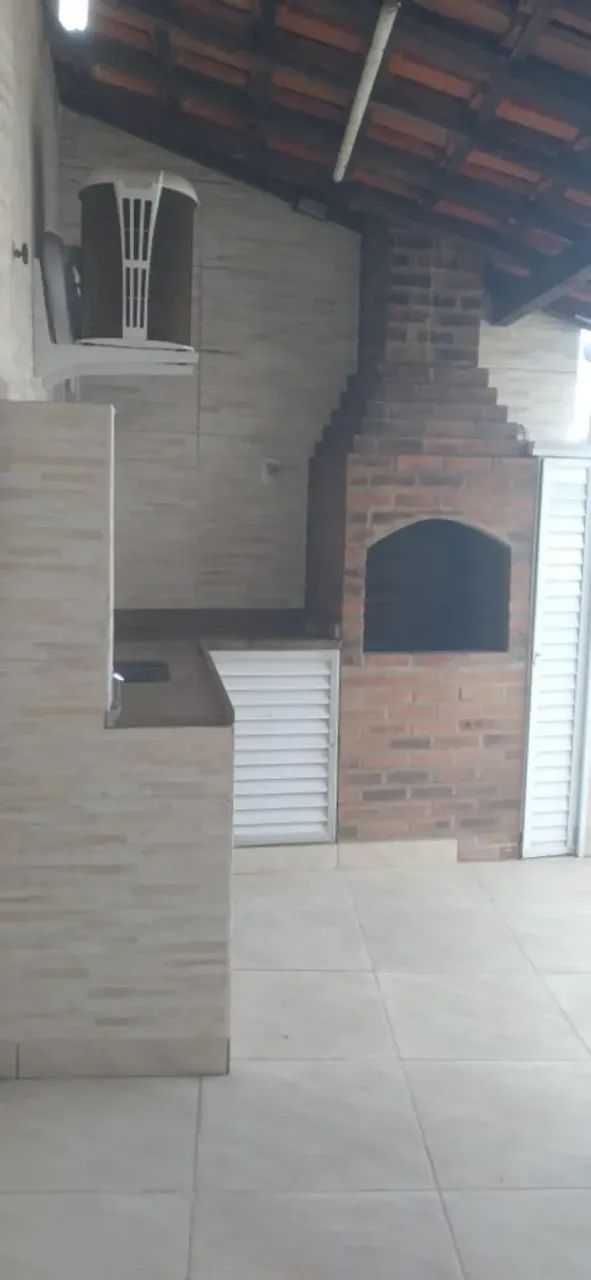 Casa Duplex com 3 Quartos, 2 Suítes, Varanda e Churrasqueira em Rua Fechada