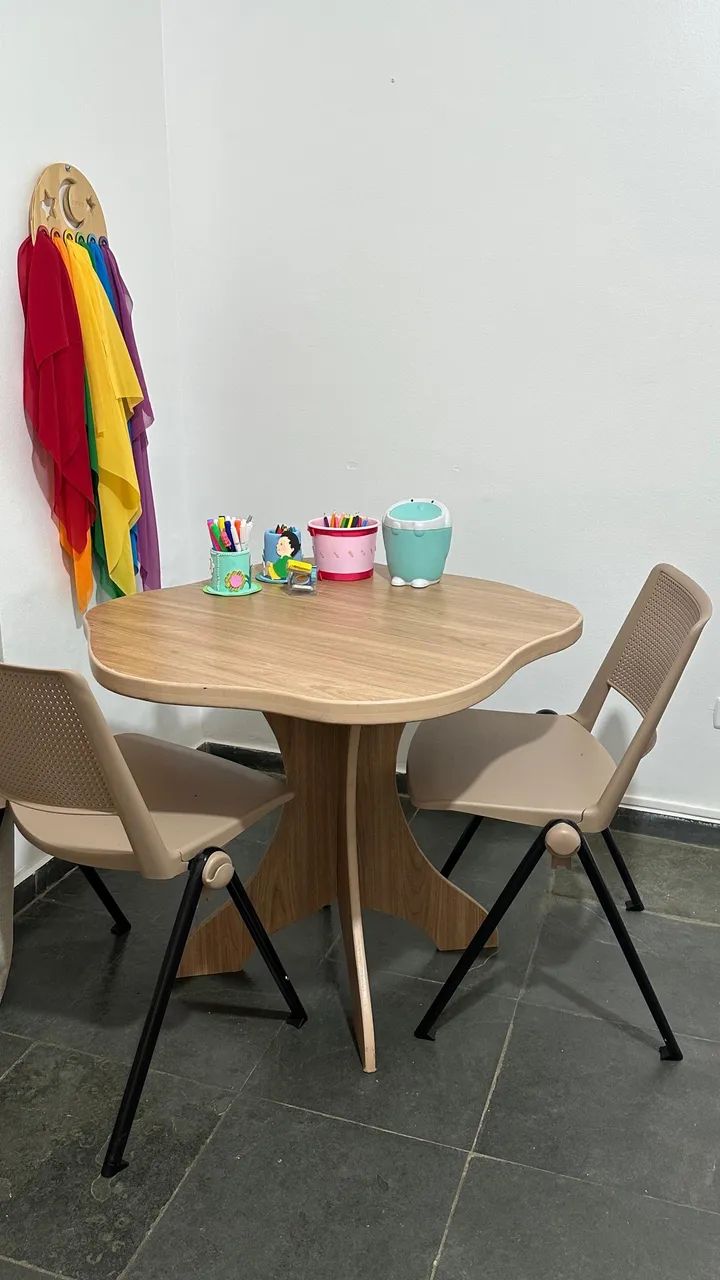 Mesa infantil com duas cadeiras