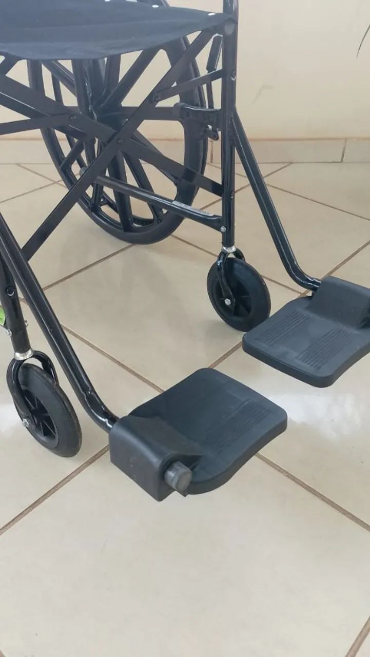 Cadeira De Rodas Dobrável Preto (muito nova, único dono) - Foto 2