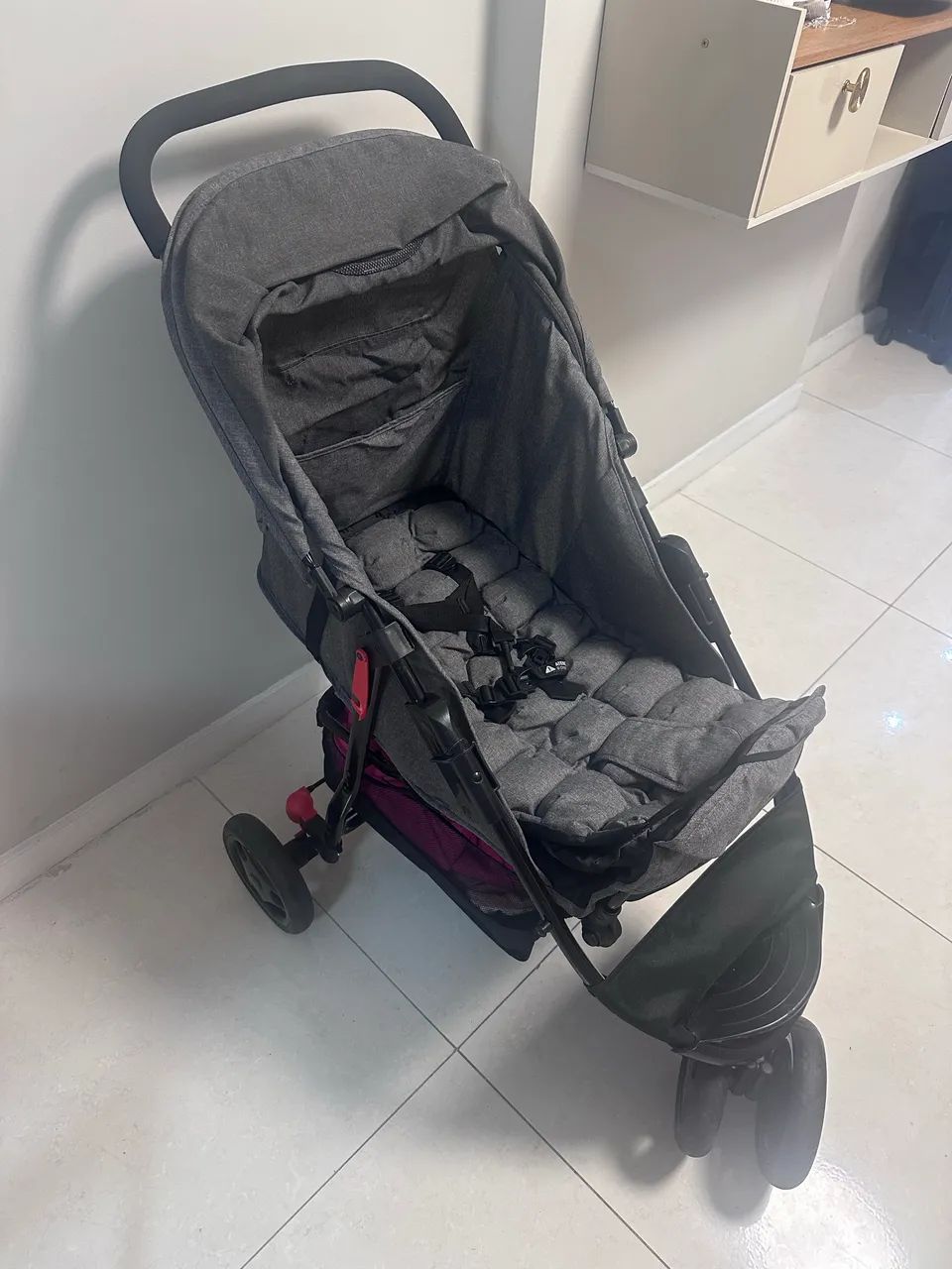 Carrinho de bebê com bebê conforto