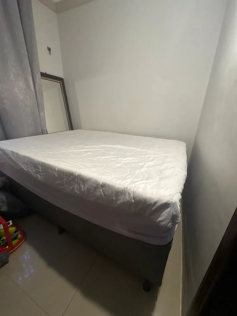Cama de casal quen- praticamente nova