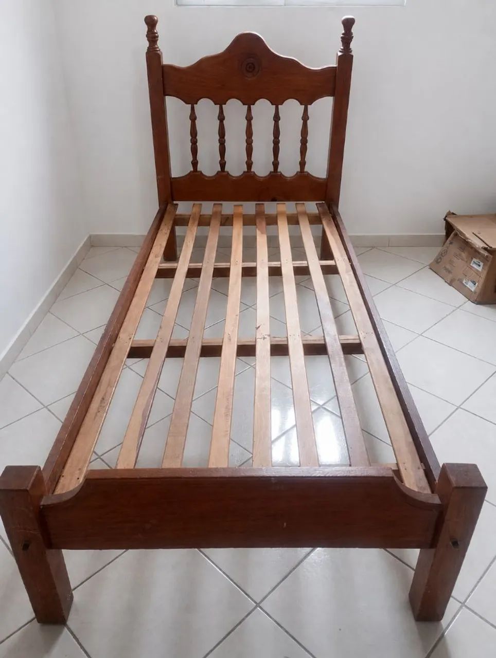 Cama de solteiro de madeira 