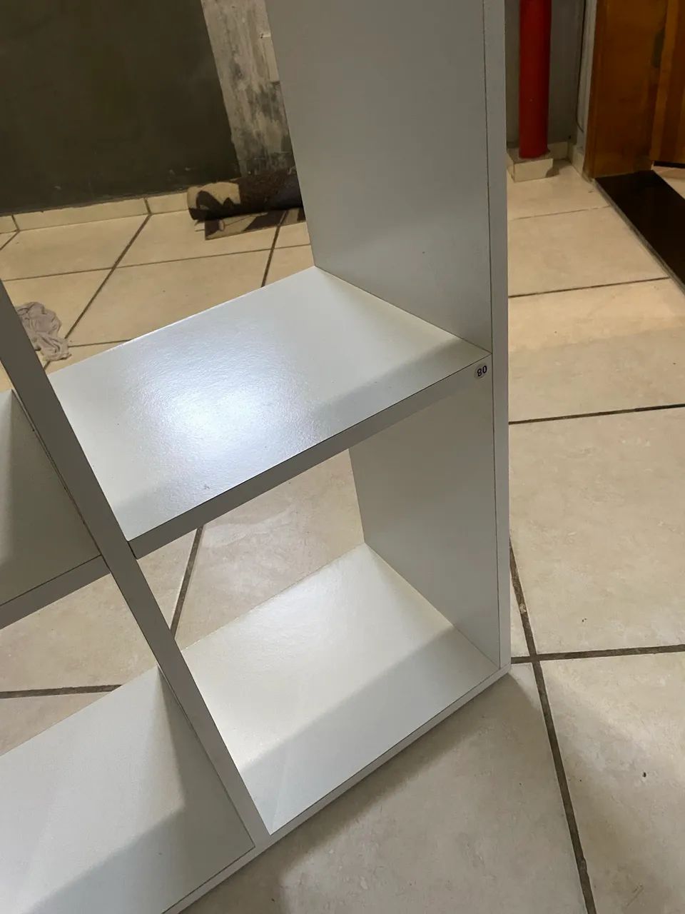 mesa em L branca com nichos - Foto 5