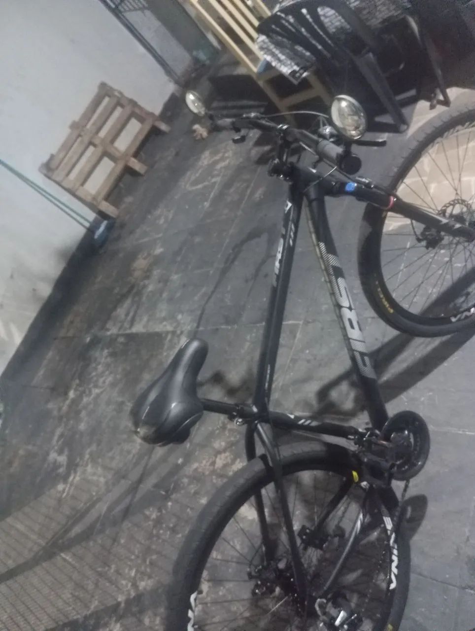 Bicicleta aro 29 praticamente nova   com nota fiscal e garantia de 1 ano.aceita oferta. - Foto 3