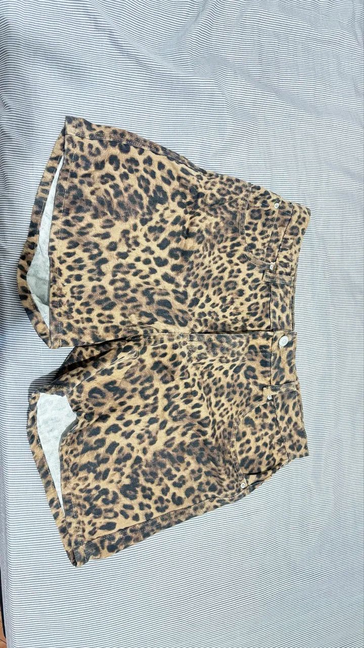 short jeans mom oncinha 44