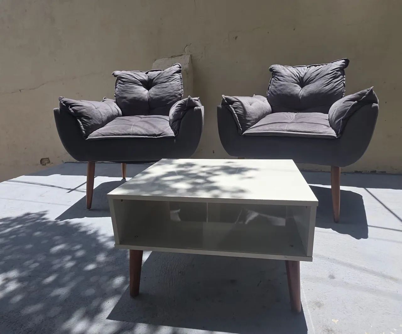 Vende-se poltronas com mesa de centro 