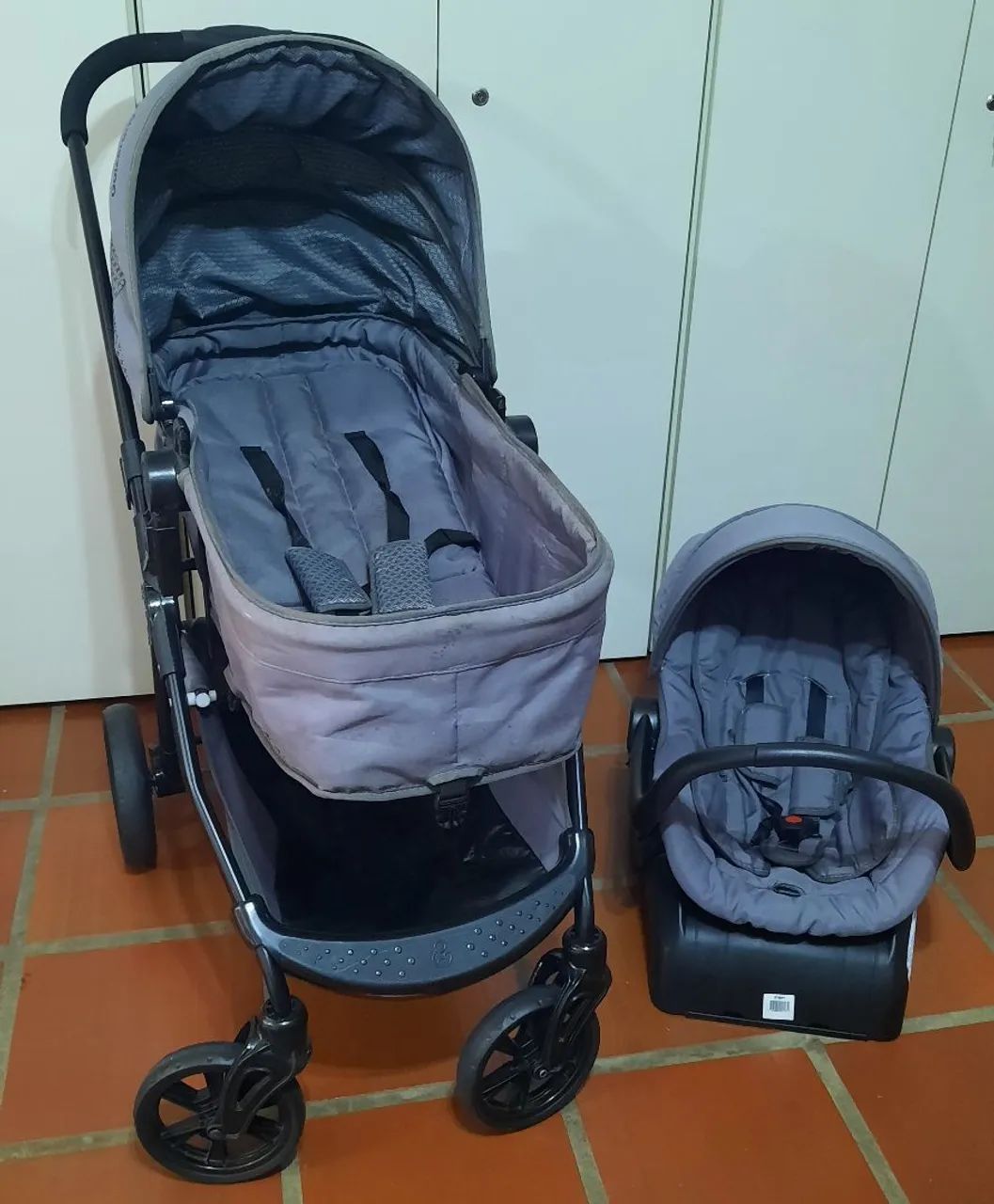 Carrinho e bebê conforto com base Galzerano