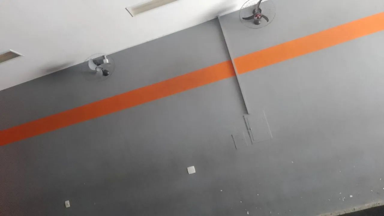 Pedreiro e bombeiro hidráulico e pintor 