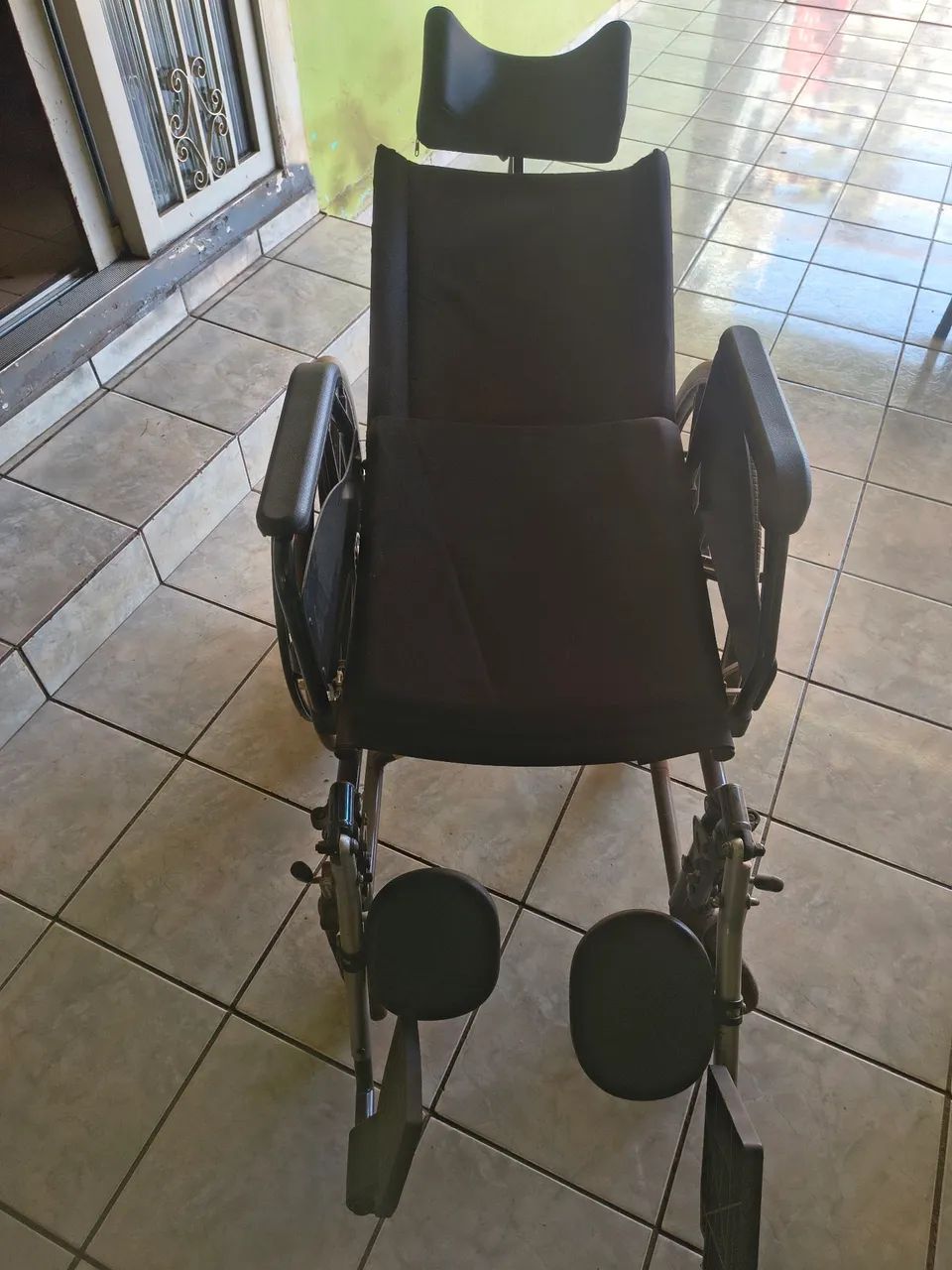 Vendo cadeira de rodas semi nova/aceito proposta  - Foto 2