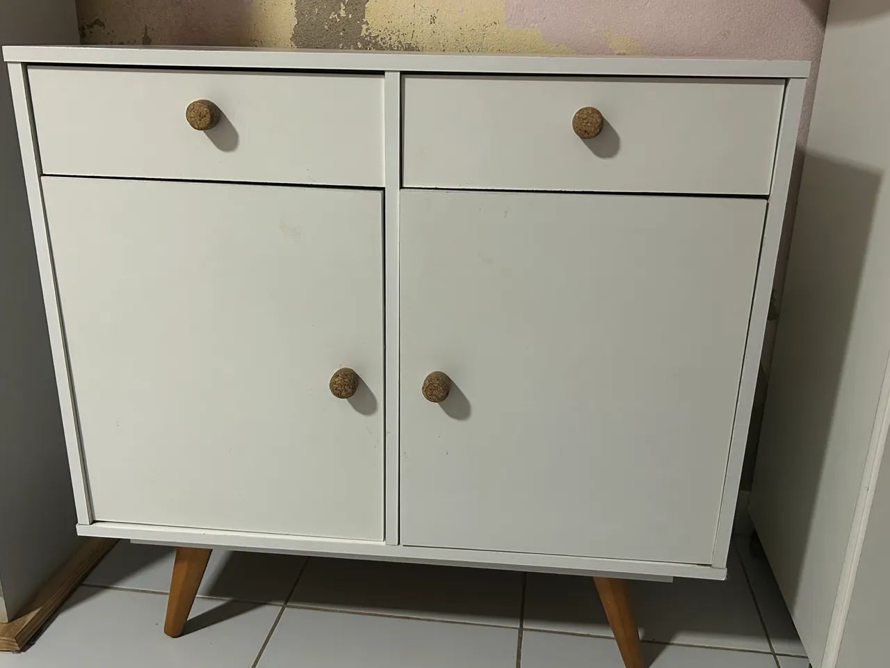 Móvel branco para sala com gavetas e portas