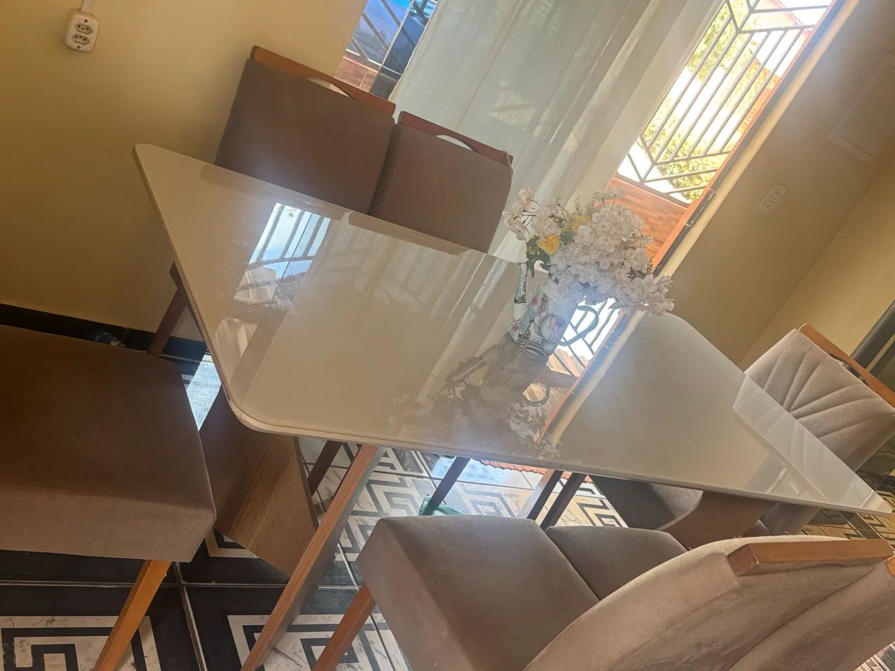 Vendo mesa com 6 cadeiras