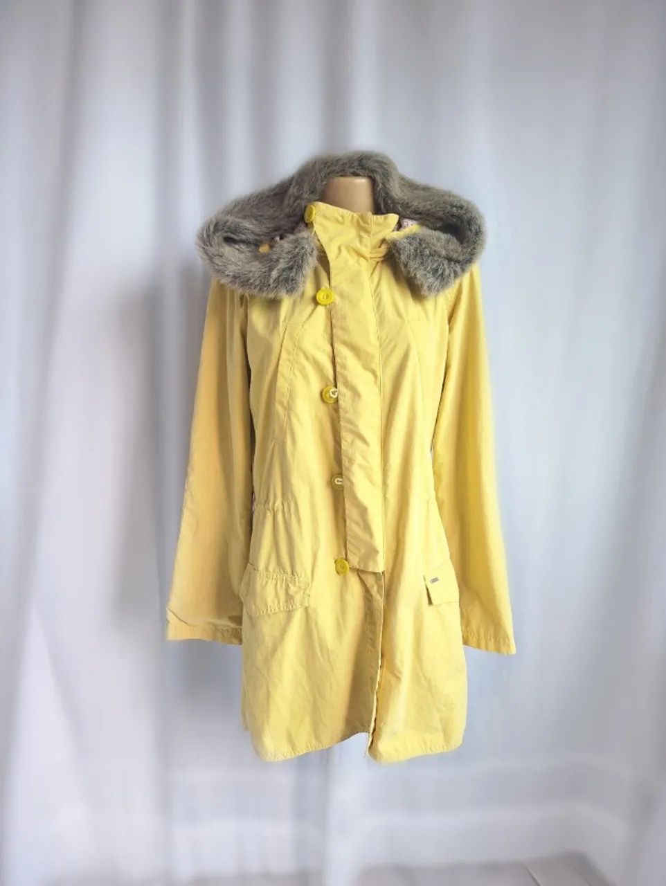 Parka alongada com capuz 