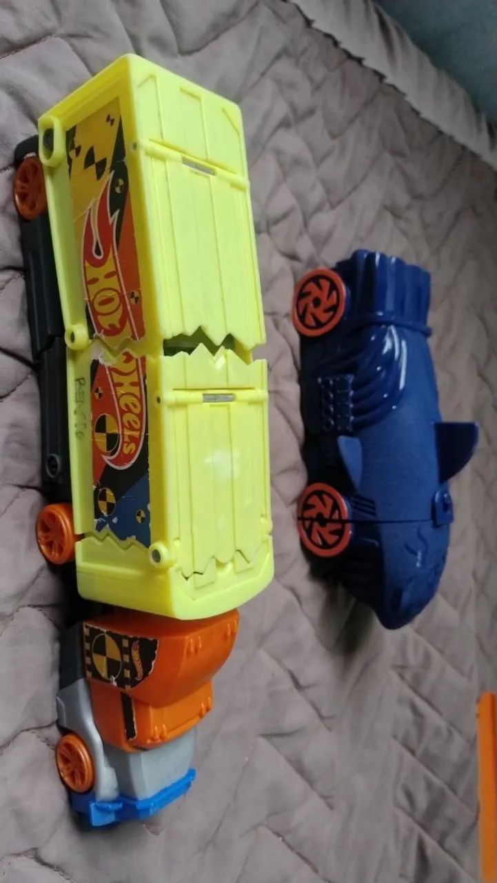 Caminhão batida e carro hot Wheels  - Foto 2