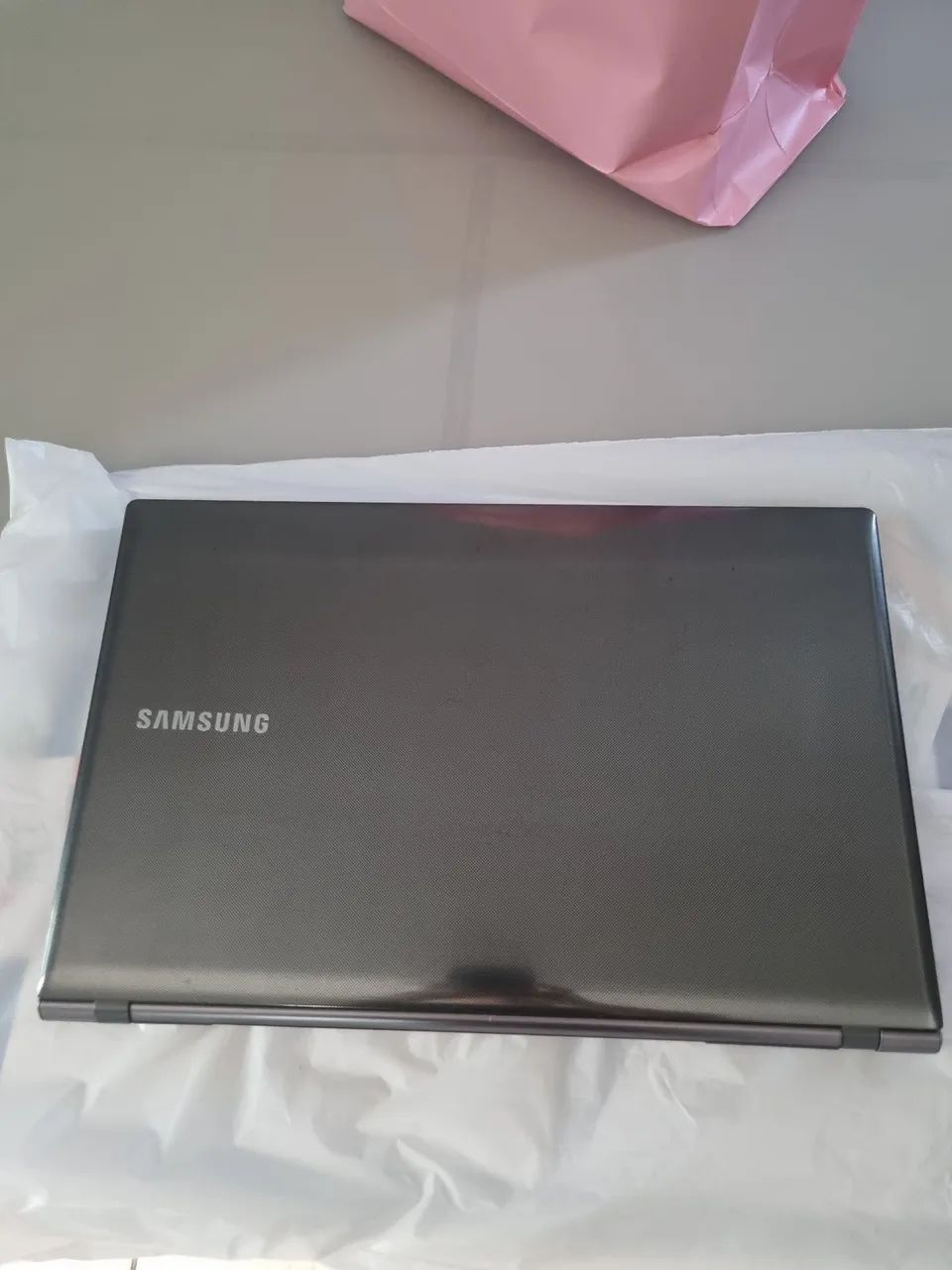 Tela ta quebrada tem 1 ano que nao mexi nele  mas mas ele pegava direitinho tem carregador