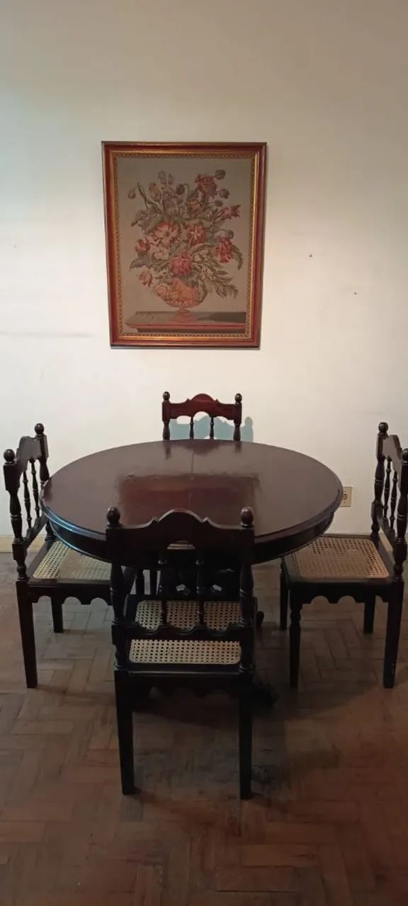 Conjunto de mesa extensível e cadeiras