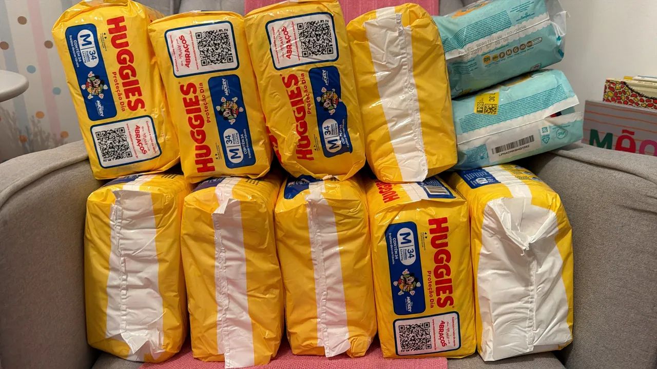 Fraldas Huggies tamanho M e Pampers RN - Foto 4